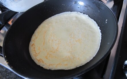 Preparazione Crepes con Nutella, ciliegie denocciolate e mandorle integrali - Fase 3 Preparazione Crepes con Nutella, ciliegie denocciolate e mandorle integrali - Fase 3