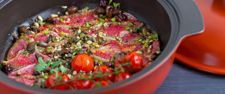 Filetti di triglie con frutta secca, pomodori, capperi e origano ricetta