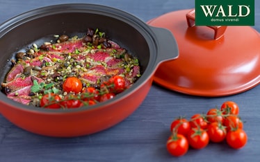 Filetti di triglie con frutta secca, pomodori, capperi e origano