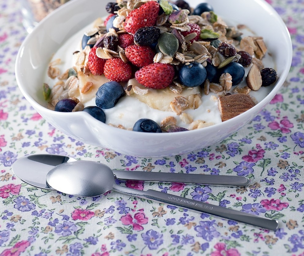 Granola con frutti di bosco e yogurt ricetta