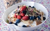 Granola con frutti di bosco e yogurt