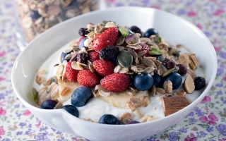 Granola con frutti di bosco e yogurt Granola con frutti di bosco e yogurt