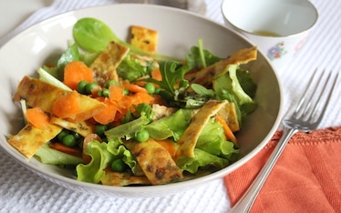 Insalata primaverile con sfoglie di frittata alle erbe