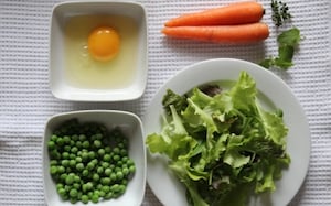 Preparazione Insalata primaverile con sfoglie di frittata alle erbe - Fase 1