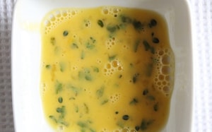 Preparazione Insalata primaverile con sfoglie di frittata alle erbe - Fase 1