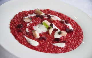 Risotto con barbabietola e trota iridea con dressing allo yogurt Risotto con barbabietola e trota iridea con dressing allo yogurt