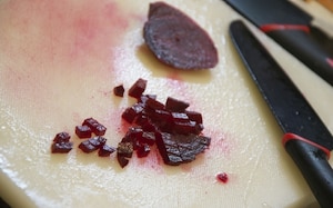 Preparazione Risotto con barbabietola e trota iridea con dressing allo yogurt - Fase 1