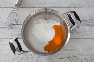 Preparazione Semifreddo all'italiana con fragole - Fase 1