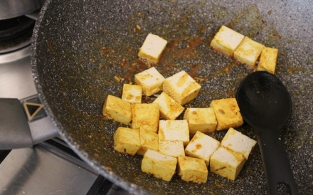 Preparazione Tofu e lenticchie alle spezie - Fase 2 Preparazione Tofu e lenticchie alle spezie - Fase 2