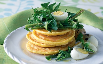 Tortini di ceci con uova di quaglia e tarassaco