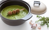 Zuppa di piselli con erbe aromatiche e polpettine ai pistacchi