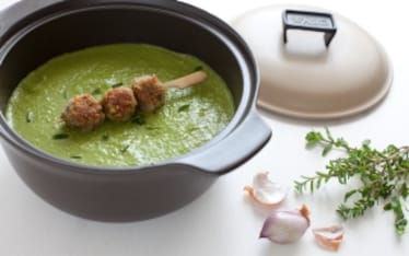 Zuppa di piselli con erbe aromatiche e polpettine ai pistacchi