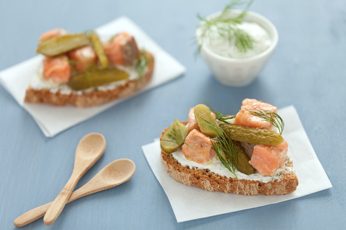 Bruschetta con salmone, cetriolini e yogurt ricetta