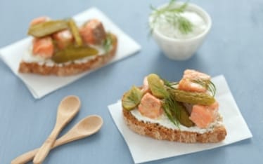 Bruschetta con salmone, cetriolini e yogurt