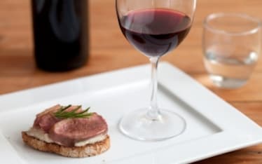 Bruschetta integrale con tagliata di petto d’anatra, hummus di fagioli