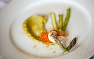 Capesante con purè di zucchine e lame d'asparagi