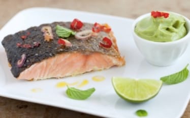 Filetto di salmone alla griglia con peperoncini e purè di avocado