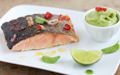 Filetto di salmone alla griglia con peperoncini e purè di avocado