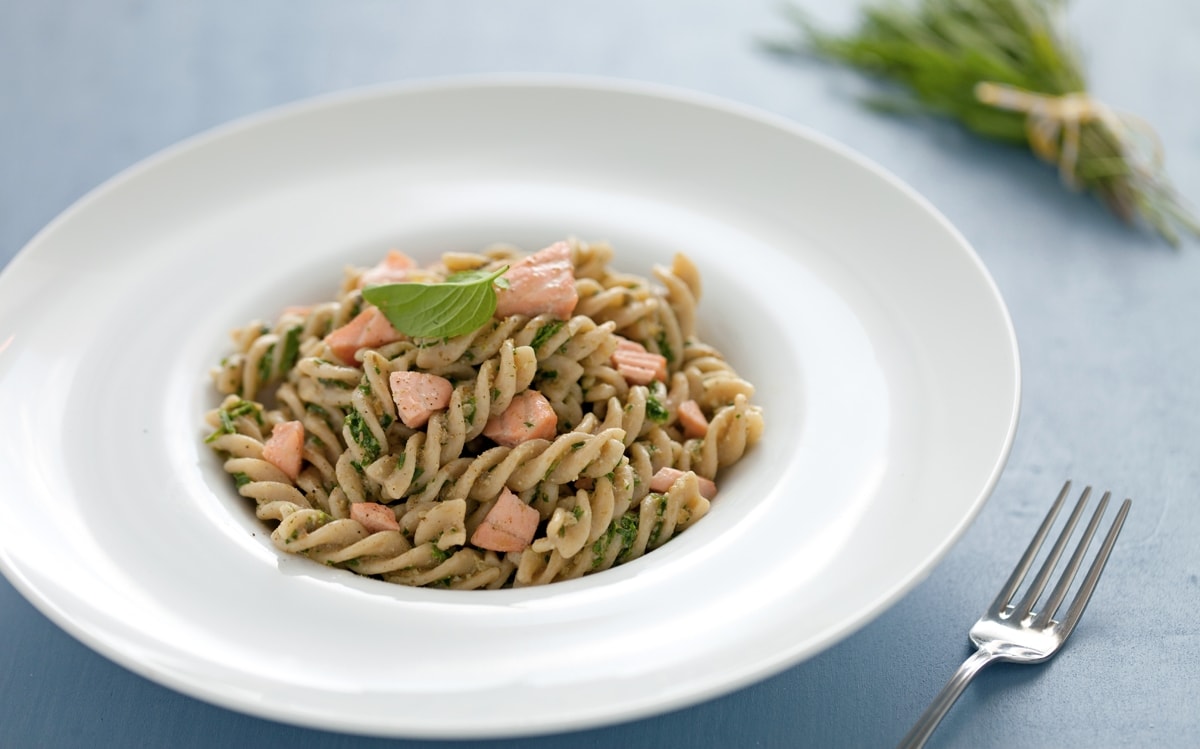 Fusilli integrali con salmone e pesto di rucola ricetta