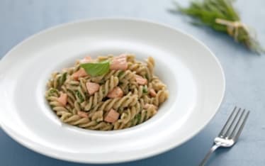 Fusilli integrali con salmone e pesto di rucola