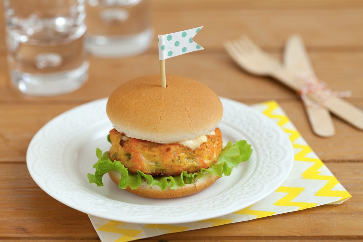 Hamburger di salmone con cipollotto e prezzemolo ricetta