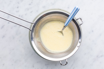 Preparazione Charlotte con i savoiardi - Fase 3 Preparazione Charlotte con i savoiardi - Fase 3