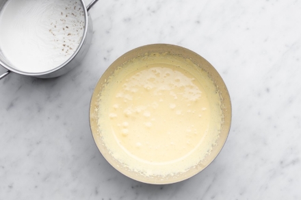 Preparazione Charlotte con i savoiardi - Fase 2 Preparazione Charlotte con i savoiardi - Fase 2