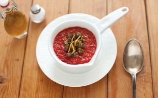 Crema di pomodoro con capperi croccanti Crema di pomodoro con capperi croccanti