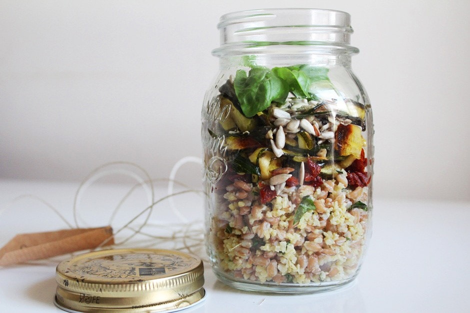 Farro e miglio con pomodori, zucchine e semi di girasole nel barattolo ricetta