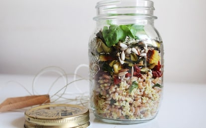 Farro e miglio con pomodori, zucchine e semi di girasole nel barattolo