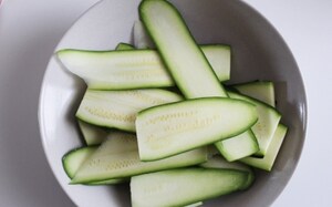 Preparazione Farro e miglio con pomodori, zucchine e semi di girasole nel barattolo - Fase 1
