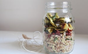 Preparazione Farro e miglio con pomodori, zucchine e semi di girasole nel barattolo - Fase 3