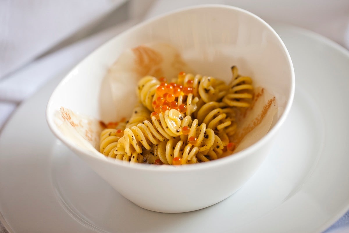 Fusilli alla carbonara di caffè, con uova di trota ricetta