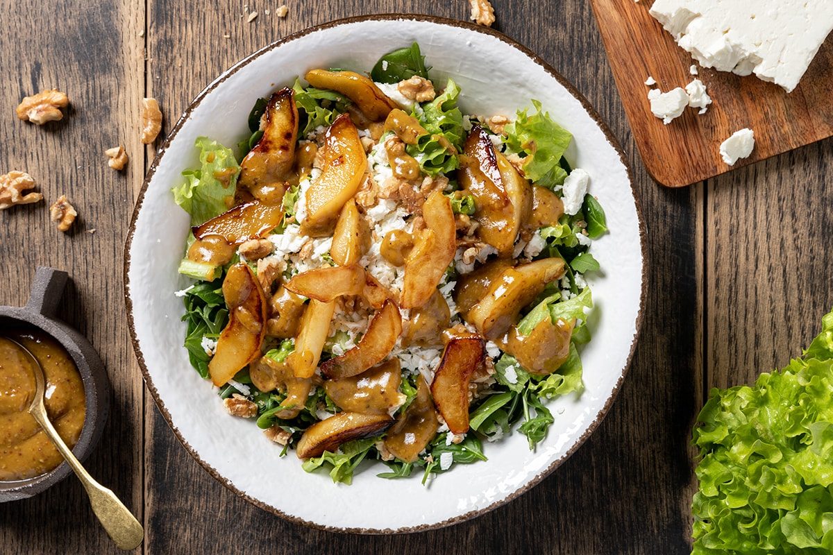 Insalata con noci, feta e pere al miele ricetta