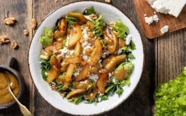 Insalata con noci, feta e pere al miele