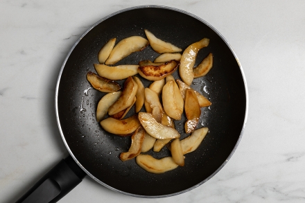 Preparazione Insalata con noci, feta e pere al miele - Fase 3 Preparazione Insalata con noci, feta e pere al miele - Fase 3