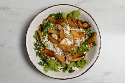 Preparazione Insalata con noci, feta e pere al miele - Fase 4 Preparazione Insalata con noci, feta e pere al miele - Fase 4