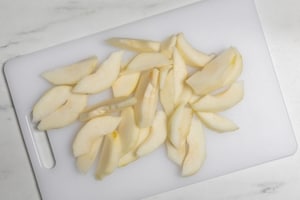 Preparazione Insalata con noci, feta e pere al miele - Fase 2