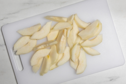 Preparazione Insalata con noci, feta e pere al miele - Fase 2 Preparazione Insalata con noci, feta e pere al miele - Fase 2