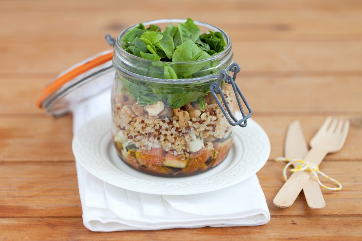 Insalata di quinoa e bulgur, fichi, roquefort e noci nel barattolo ricetta