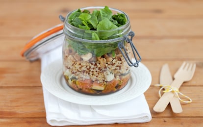 Insalata di quinoa e bulgur, fichi, roquefort e noci nel barattolo