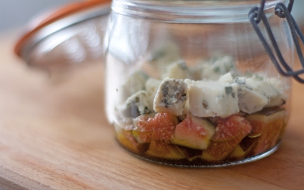 Preparazione Insalata di quinoa e bulgur, fichi, roquefort e noci nel barattolo - Fase 3 Preparazione Insalata di quinoa e bulgur, fichi, roquefort e noci nel barattolo - Fase 3