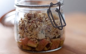 Preparazione Insalata di quinoa e bulgur, fichi, roquefort e noci nel barattolo - Fase 4