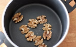 Preparazione Insalata di quinoa e bulgur, fichi, roquefort e noci nel barattolo - Fase 4