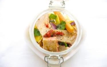 Insalata con verdure e tonno al miele e soia in barattolo