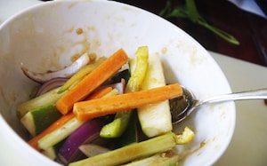 Preparazione Insalata con verdure e tonno al miele e soia in barattolo - Fase 1