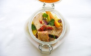 Preparazione Insalata con verdure e tonno al miele e soia in barattolo - Fase 2