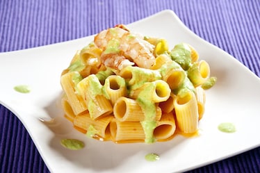 Mezze maniche con crema di piselli e code di gamberi