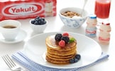Pancake di avena con miele e frutti rossi
