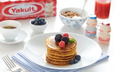 Pancake di avena con miele e frutti rossi